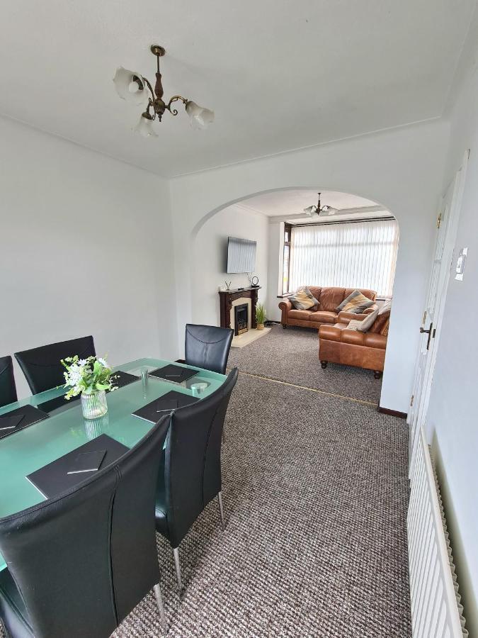 Modern 3 Bedroom House Close To The Centre Appartement *